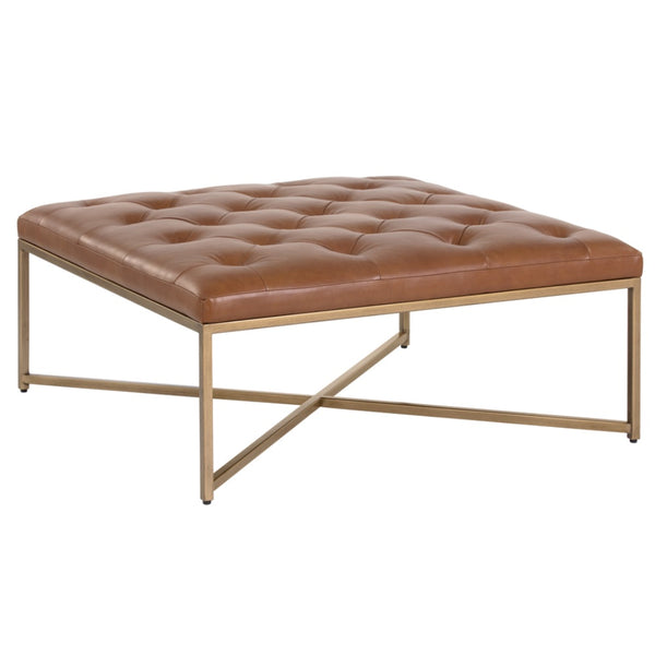 Pouf Anderson, grand carré en cuir cognac capitonné à bouton et base en croix en laiton antique avec un design transitionnel et élégant par Maillé Style (Érik Maillé)