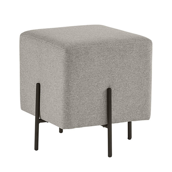 Pouf Ben, un pouf cube en tissu gris clair avec des pieds tubulaire donnant un design minimaliste Mid-Century par Maillé Style (Érik Maillé)