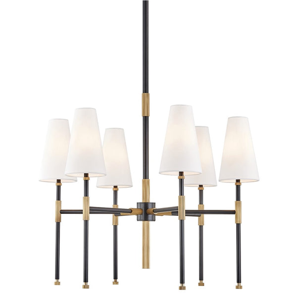 Le chandelier Bowery, luminaire suspendu au design transitionnel alliant la structure en bronze vieilli aux accents en laiton et aux abat-jours en lin blanc par Maillé Style (Érik Maillé)