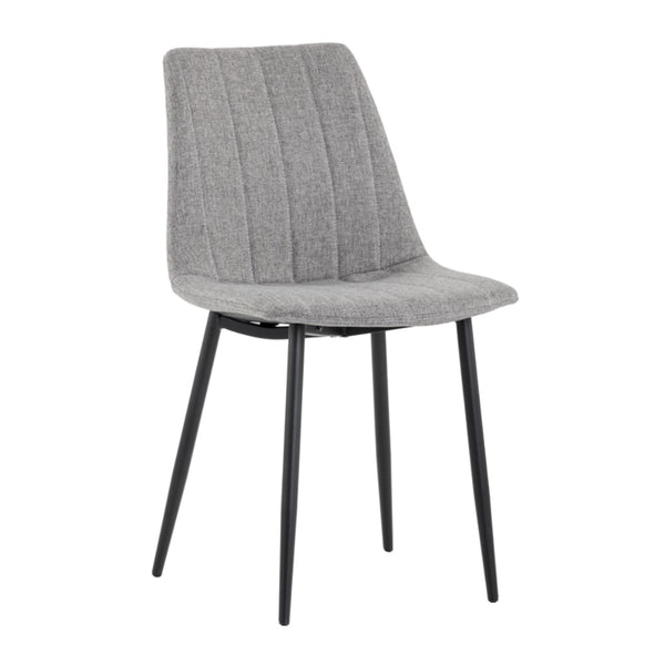 La chaise de salle à manger Drew est compacte et son look décontracté par le tissu gris clair capitonné en canal et ses pattes de métal noir par Maillé Style (Érik Maillé)