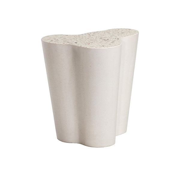Table d'appoint Eva en béton blanc et dessus en terrazzo pour un design unique et accrocheur avec ses formes galbées par Maillé Style (Érik Maillé)