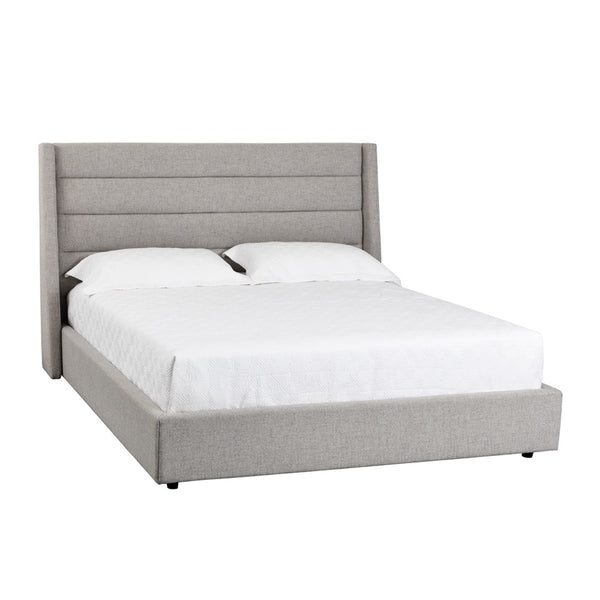 Le lit Laury en tissu gris clair est moderne grâce à son capitonnage en canaux horizontaux par Maillé Style (Érik Maillé)