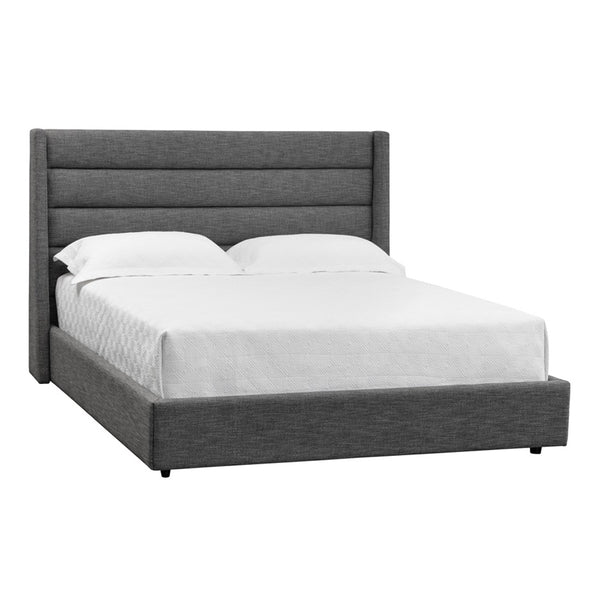 Le lit Laury en tissu gris foncé est moderne grâce à son capitonnage en canaux horizontaux par Maillé Style (Érik Maillé)