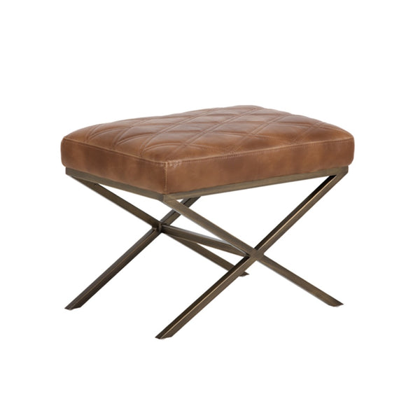 Le banc Walter a un siège en similicuir cognac au capitonnage à double couture en diamant et une base en X en laiton pour un design à la fois ancien anglais et Mid-Century par Maillé Style (Érik Maillé)