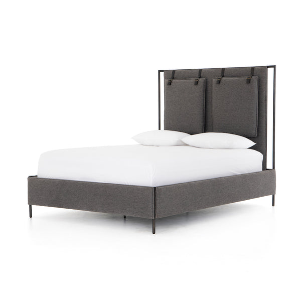 Lit queen ZAC en tissu gris foncé, une structure d'acier noir et des coussins suspendus en tête de lit par Maillé Style (Érik Maillé)