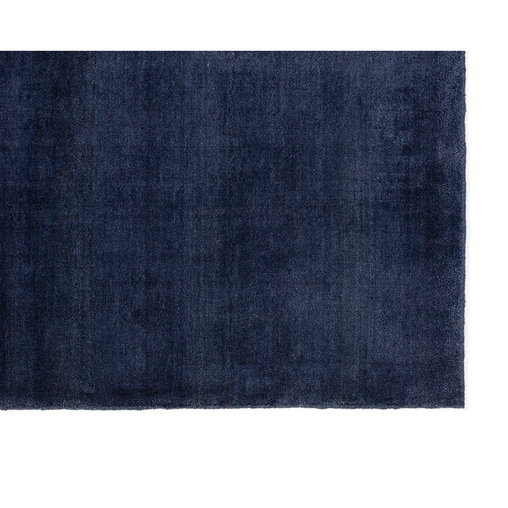 Alaska, tapis tissé main bleu marin pour un confort doux par Maillé Style (Érik Maillé)