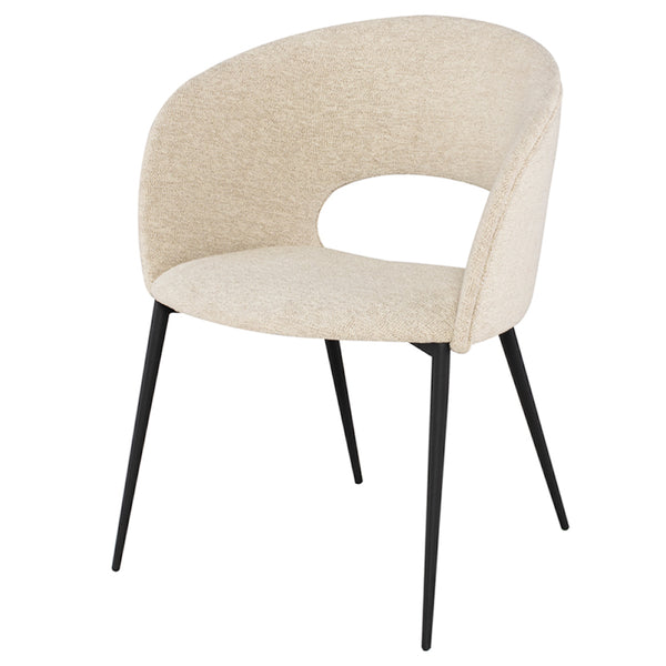 Chaise de salle à manger Alotti, chaise avec accoudoirs en tissu blanc coquille d'oeuf tout en courbes et avec une découpe dans le dossier pour un look rétro des années 60 et un design moderne et audacieux par Maillé Style (Érik Maillé)