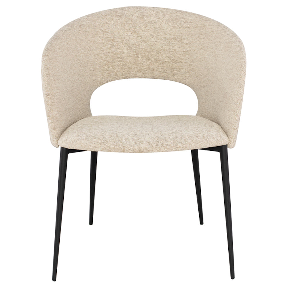 Chaise de salle à manger Alotti, chaise avec accoudoirs en tissu blanc coquille d'oeuf tout en courbes et avec une découpe dans le dossier pour un look rétro des années 60 et un design moderne et audacieux par Maillé Style (Érik Maillé)