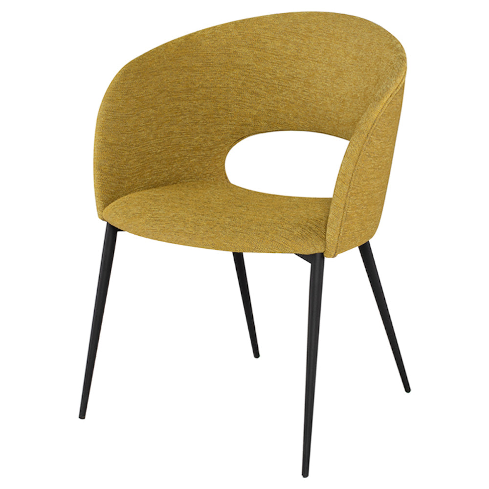 Chaise de salle à manger Alotti, chaise avec accoudoirs en tissu jaune moutarde tout en courbes et avec une découpe dans le dossier pour un look rétro des années 60 et un design moderne et audacieux par Maillé Style (Érik Maillé)