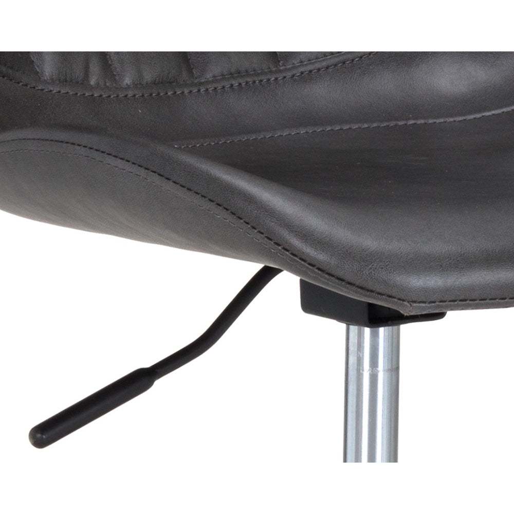 Chaise de bureau Anabelle, chaise pivotante à roulettes avec une assise en similicuir noir avec son capitonnage en canaux verticaux pour un design élégant et charmant par Maillé Style (Érik Maillé)