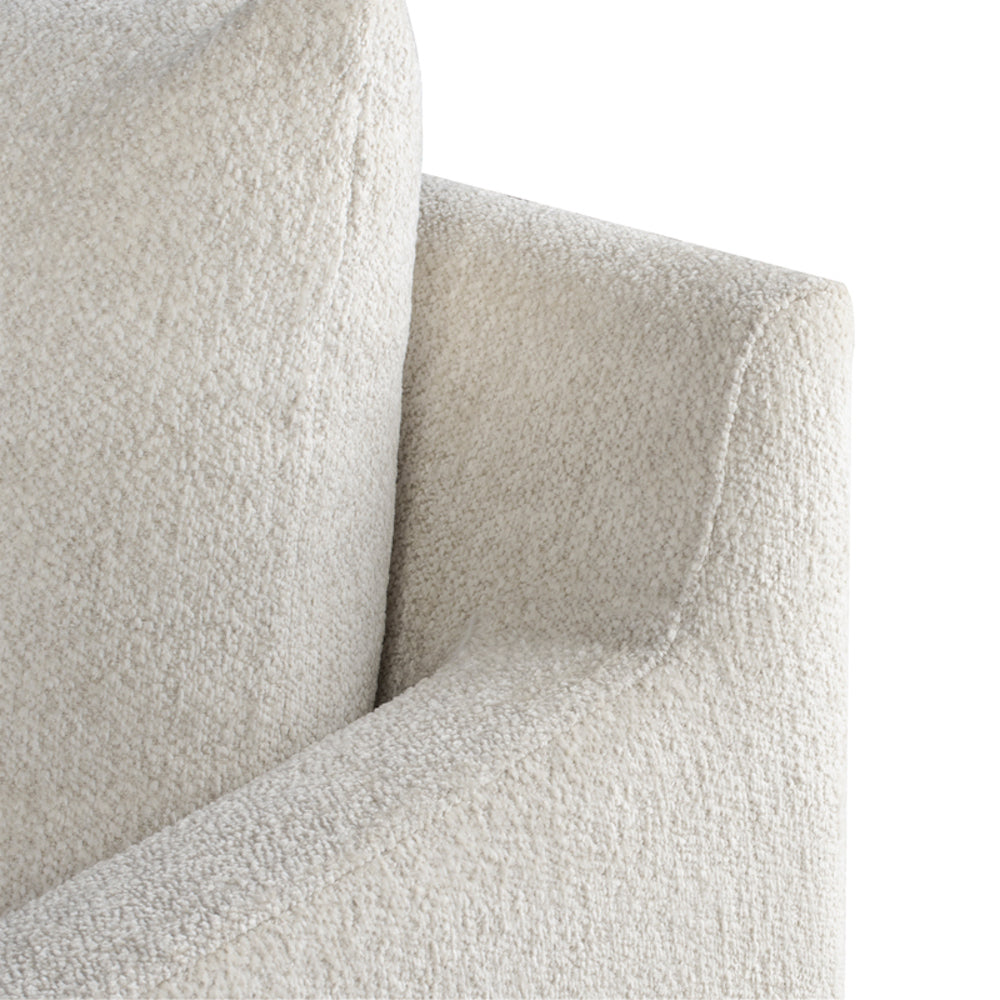 Canapé sectionnel ANDERS, forme en L avec tissu blanc noix de coco et pieds en métal noir mat par Maillé Style (Érik Maillé)