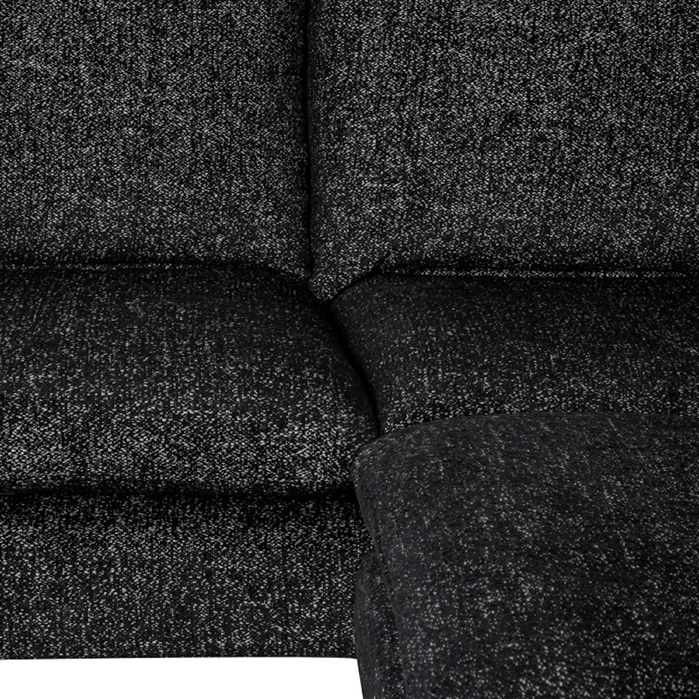 Canapé sectionnel ANDERS, en forme L avec tissu poivre et sel et pied de métal noir mat par Maillé Style (Érik Maillé)