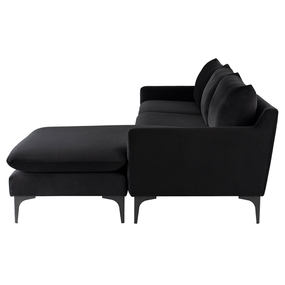 Sofa sectionnel ANDERS, canapé en angle en velours noir avec des pieds noir mat par Maillé Style (Érik Maillé)