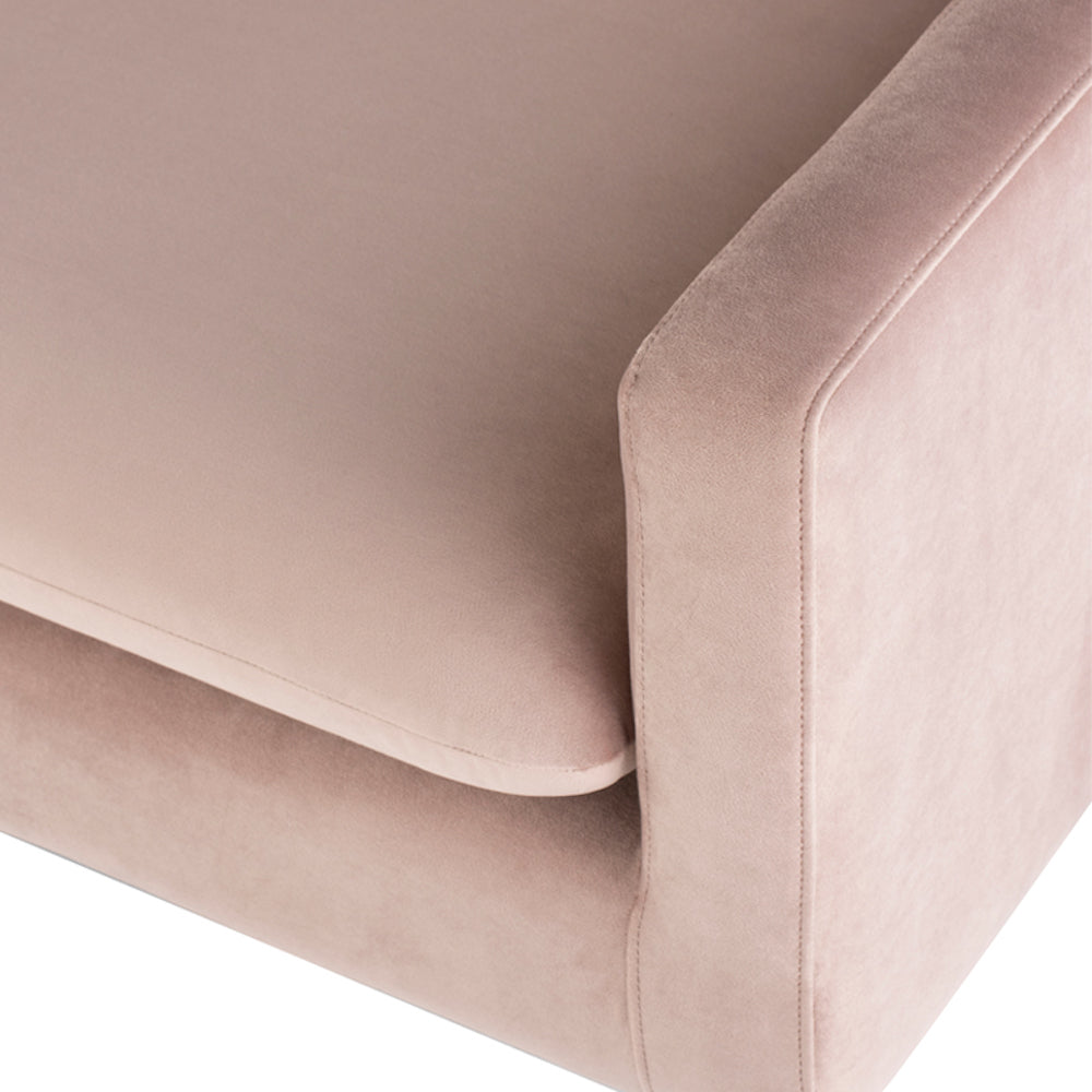 Sofa ANDERS, canapé en velours rose poudré et pieds de métal noir mat par Maillé Style (Érik Maillé)