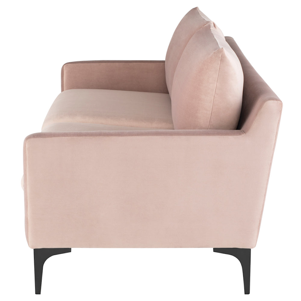 Sofa ANDERS, canapé en velours rose poudré et pieds de métal noir mat par Maillé Style (Érik Maillé)