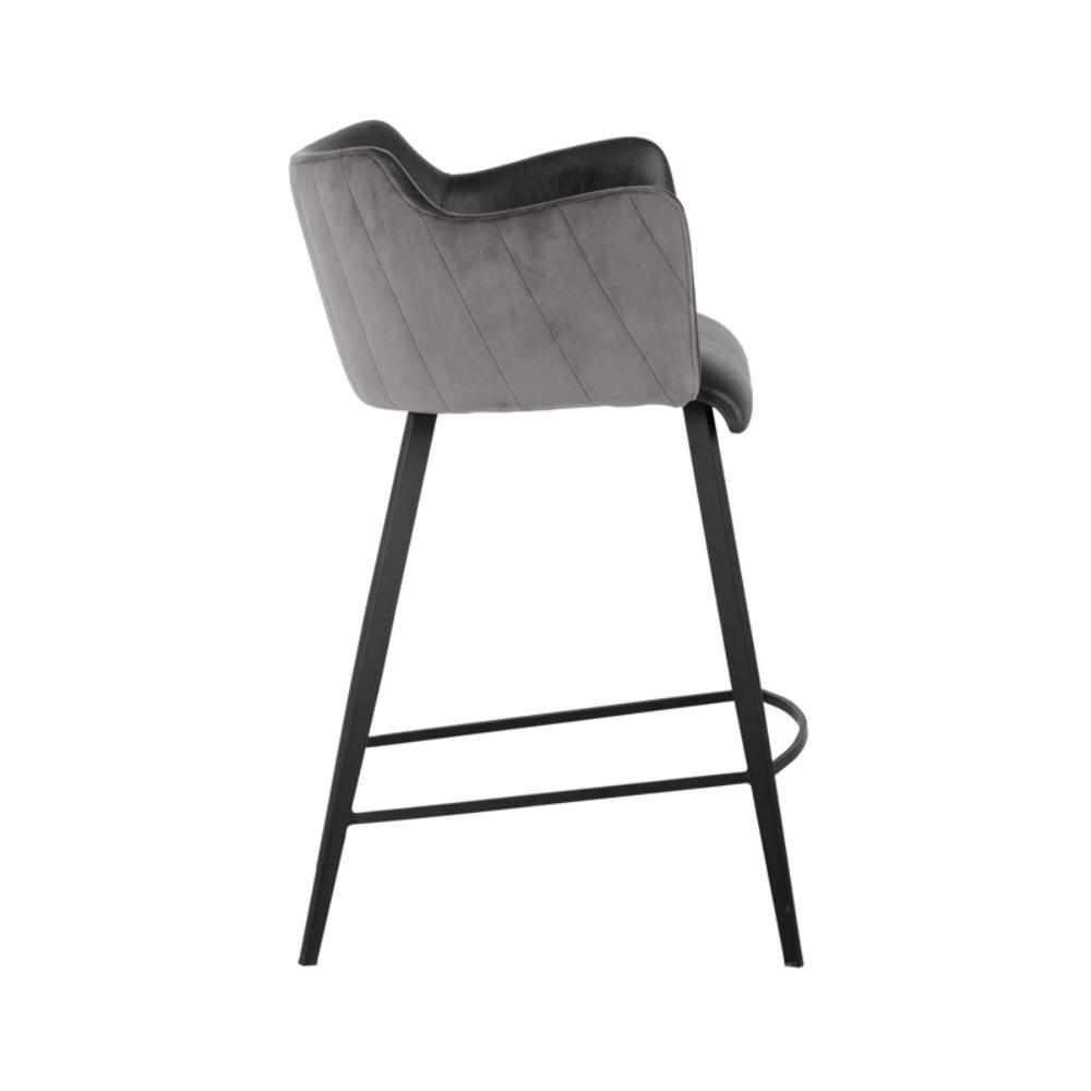 Tabouret de comptoir à accoudoirs Andy, avec un siège présentant un contraste entre le similicuir gris intérieur et le tissu gris avec des coutures à l'extérieur pour un design confortable et contemporain par Maillé Style (Érik Maillé)