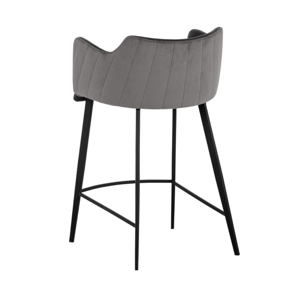 Tabouret de comptoir à accoudoirs Andy, avec un siège présentant un contraste entre le similicuir gris intérieur et le tissu gris avec des coutures à l'extérieur pour un design confortable et contemporain par Maillé Style (Érik Maillé)