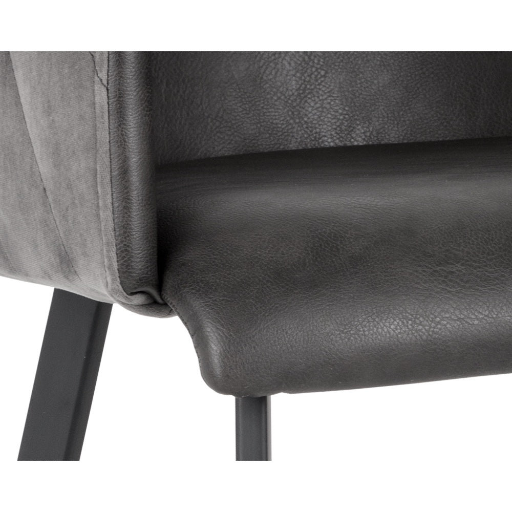 Tabouret de comptoir à accoudoirs Andy, avec un siège présentant un contraste entre le similicuir gris intérieur et le tissu gris avec des coutures à l'extérieur pour un design confortable et contemporain par Maillé Style (Érik Maillé)
