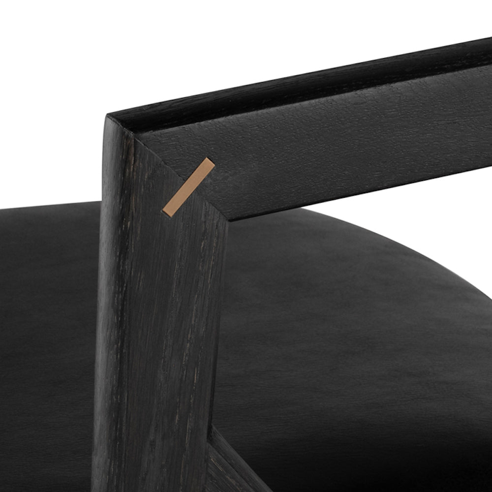 ANITA, chaise de salle à manger avec une structure en bois teint noir et recouvert de cuir noir par Maillé Style (Érik Maillé)