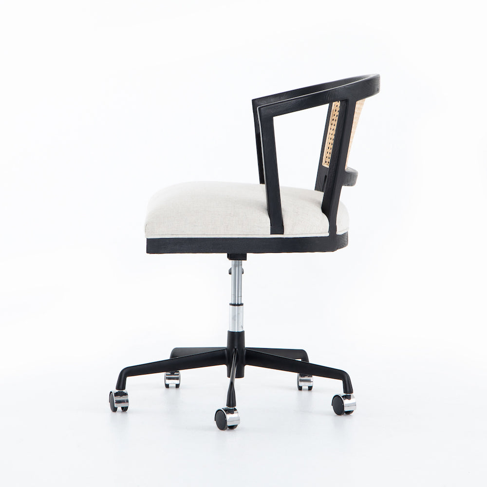 Chaise de bureau ANNE en bois noir et rotin naturel avec une assise en lin blanc par Maillé Style (Érik Maillé)