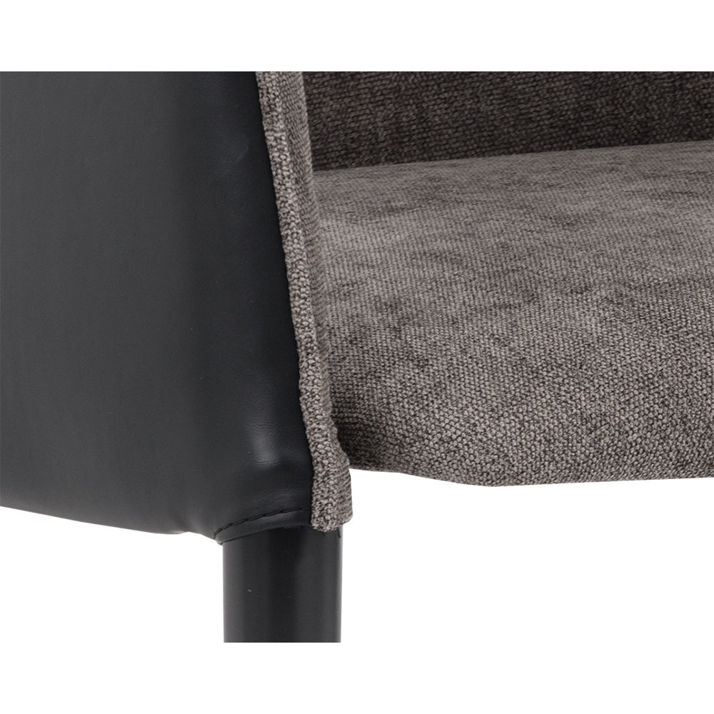 Chaise de salle à manger Ashley, fauteuil au dossier cylindrique présentant un heureux contraste entre le tissu gris et le similicuir noir comme les pieds en métal noir avec des embouts dorés par Maillé Style (Érik Maillé)