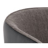 Chaise de salle à manger Ashley, fauteuil au dossier cylindrique présentant un heureux contraste entre le tissu gris et le similicuir noir comme les pieds en métal noir avec des embouts dorés par Maillé Style (Érik Maillé)