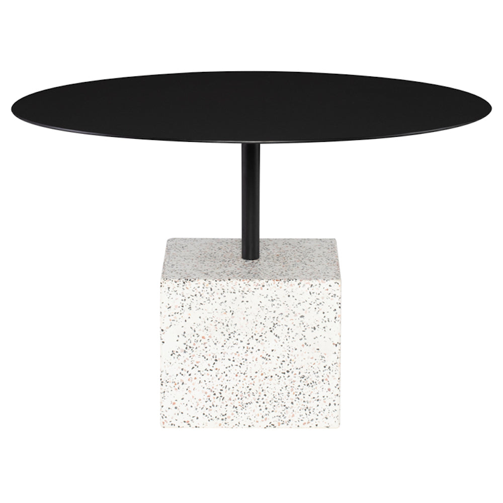 La table de salon Axel avec sa base cubique en terrazzo et son plateau rond en métal noir  présente un design industriel géométrique et moderne par Maillé Style (Érik Maillé)