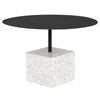 La table de salon Axel avec sa base cubique en terrazzo et son plateau rond en métal noir  présente un design industriel géométrique et moderne par Maillé Style (Érik Maillé)