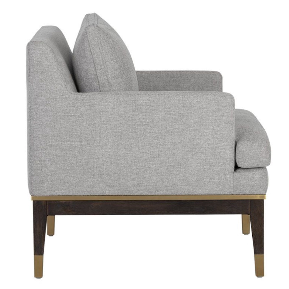 Le fauteuil Becket en tissu gris et pied en bois avec insertions dorées allie le style classique avec une pointe de modernité par Maillé Style (Érik Maillé)