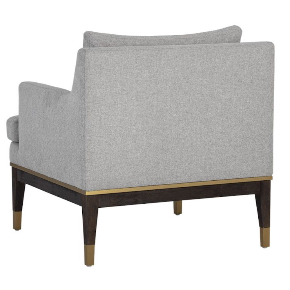 Le fauteuil Becket en tissu gris et pied en bois avec insertions dorées allie le style classique avec une pointe de modernité par Maillé Style (Érik Maillé)