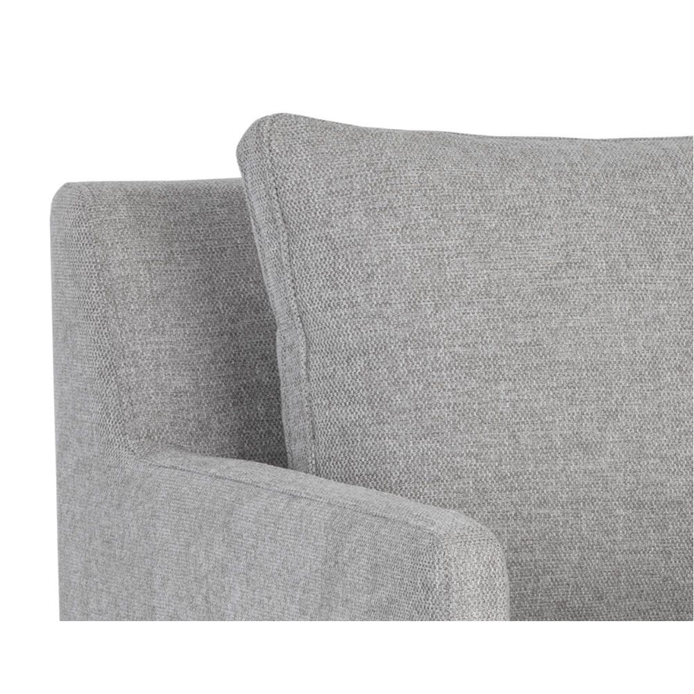 Le fauteuil Becket en tissu gris et pied en bois avec insertions dorées allie le style classique avec une pointe de modernité par Maillé Style (Érik Maillé)