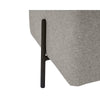 Pouf Ben, un pouf cube en tissu gris clair avec des pieds tubulaire donnant un design minimaliste Mid-Century par Maillé Style (Érik Maillé)