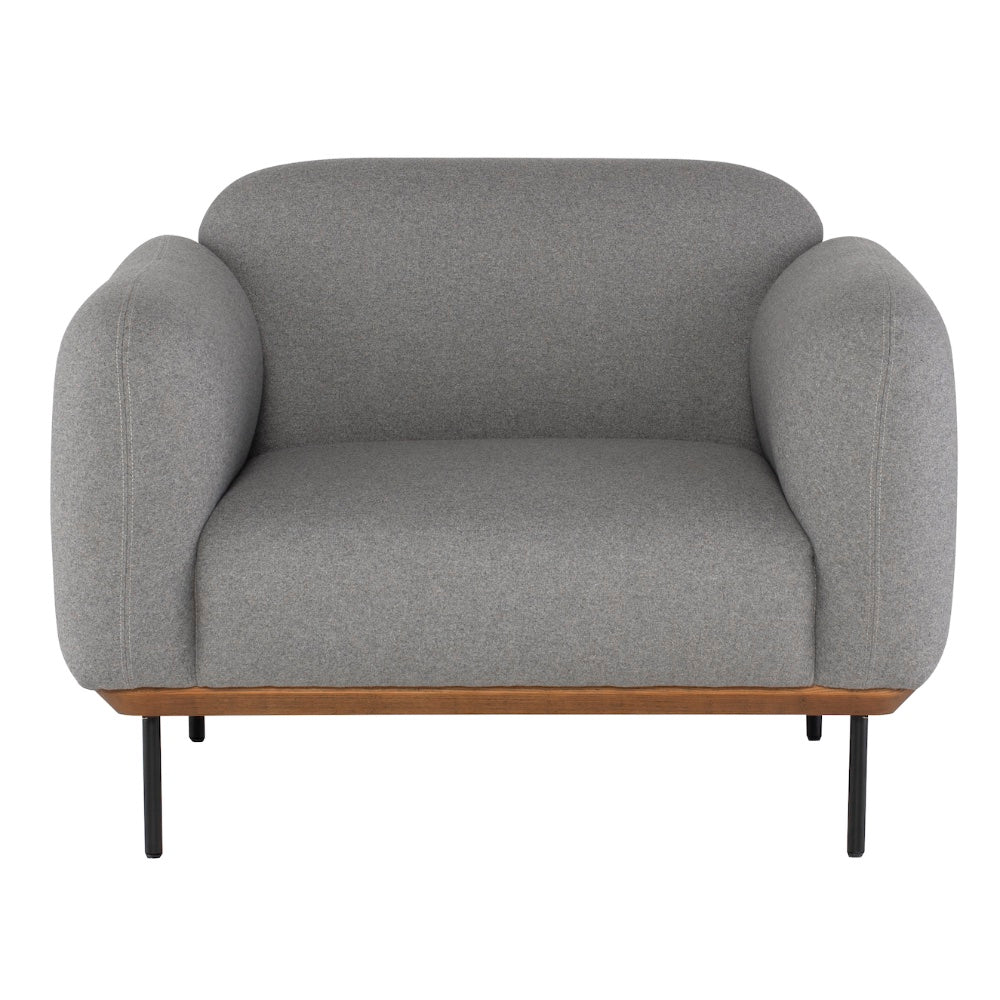 Chaise BENSON, fauteuil en tissu gris clair avec une structure en bois couleur noyer et pieds en métal noir mat par Maillé Style (Érik Maillé)