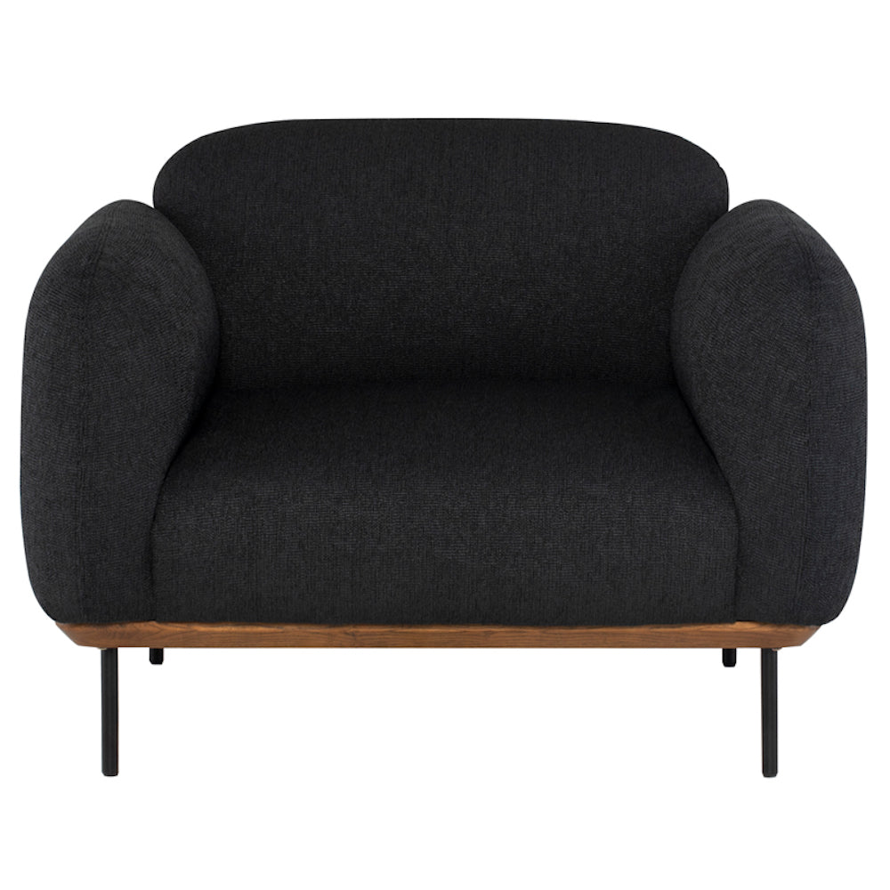 Chaise BENSON, fauteuil en tissu noir avec une structure en bois couleur noyer et pieds en métal noir mat par Maillé Style (Érik Maillé)