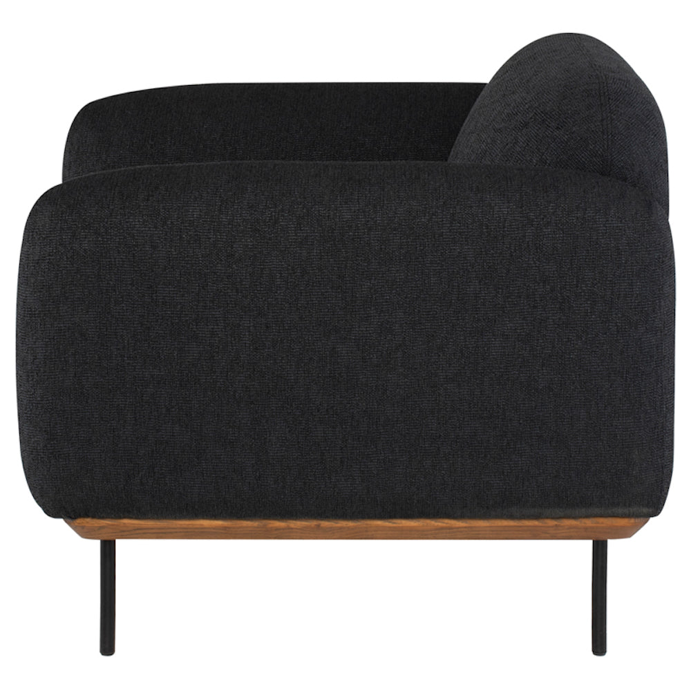Chaise BENSON, fauteuil en tissu noir avec une structure en bois couleur noyer et pieds en métal noir mat par Maillé Style (Érik Maillé)