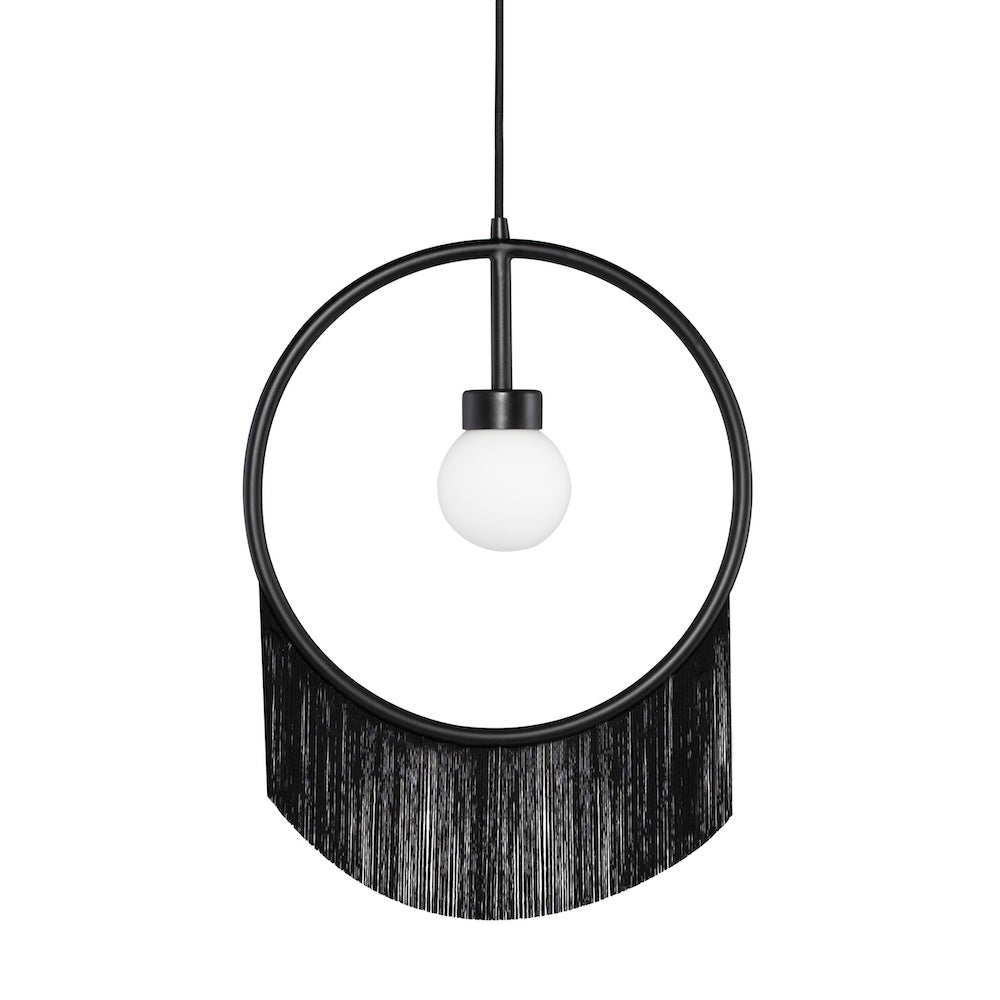 BLANCA, luminaire suspendu noir mat avec une forme ronde dotée de franges noires par Maillé Style (Érik Maillé)