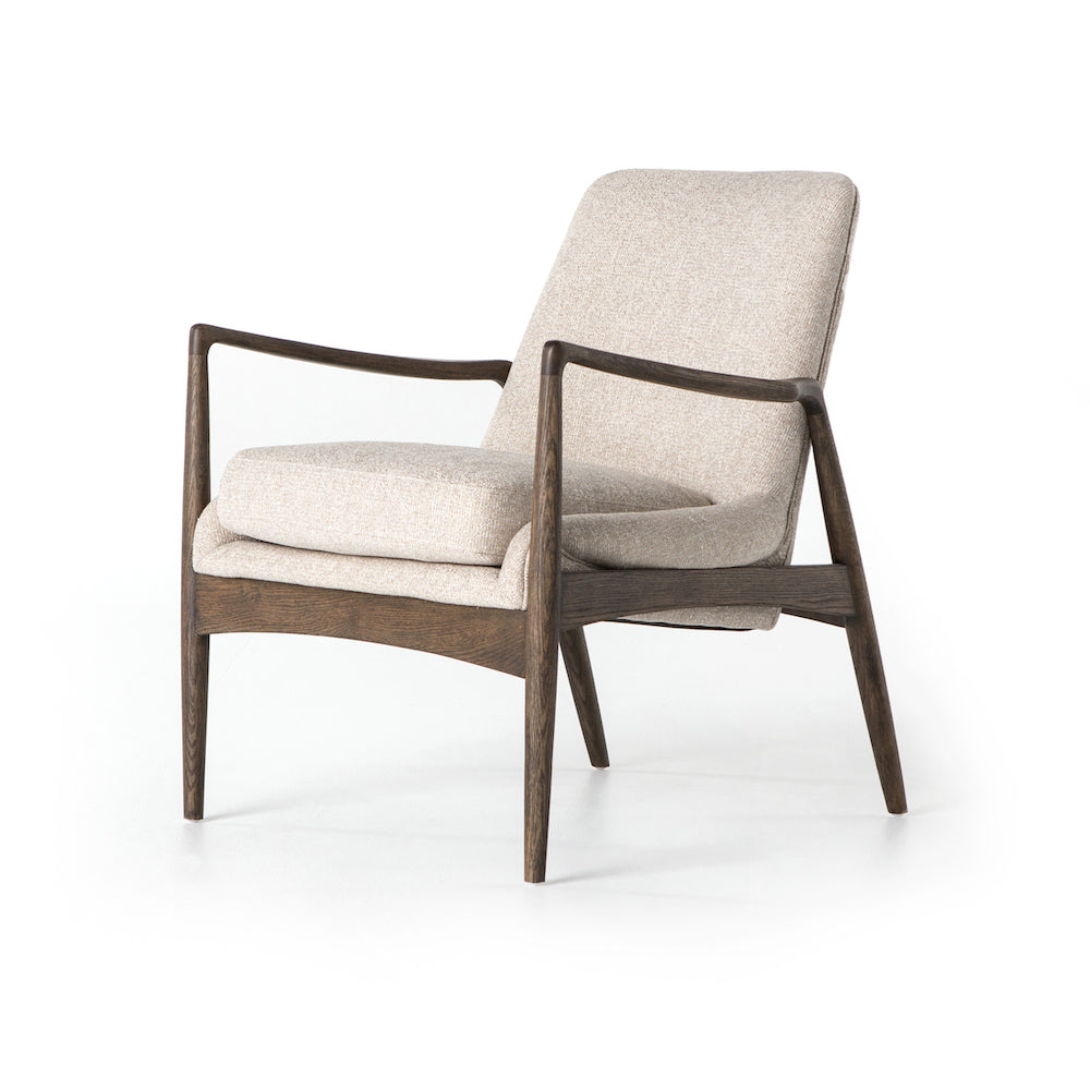 Chaise Brad, fauteuil avec une assise en tissus beige et une structure de bois dont le design rappelle le style moderne et sophistiqué Mid-Century par Maillé Style (Érik Maillé)