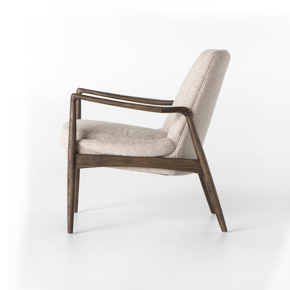 Chaise Brad, fauteuil avec une assise en tissus beige et une structure de bois dont le design rappelle le style moderne et sophistiqué Mid-Century par Maillé Style (Érik Maillé)