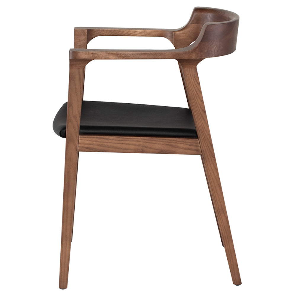 La chaise de salle à manger CAITLAN reprend le design scandinave MidCentury avec son  cadre de noyer et son coussin discret de cuir noir par Maillé Style (Érik Maillé)
