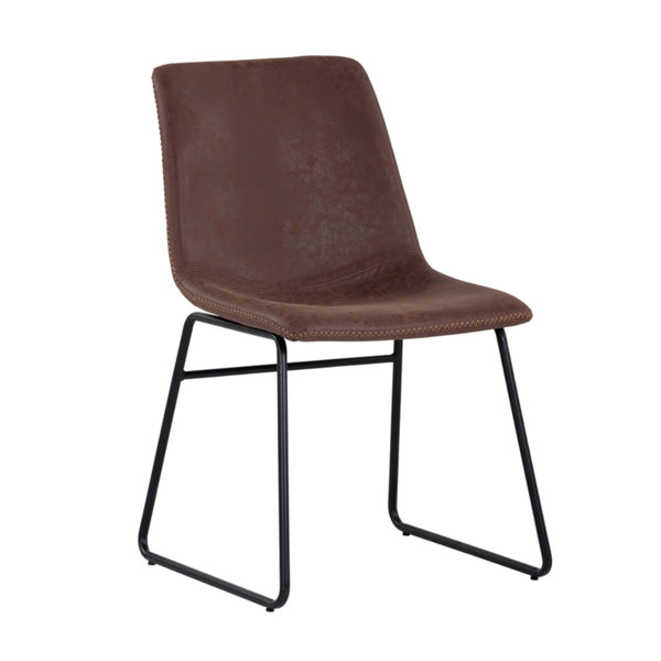 La chaise Carl est une chaise de salle à manger avec une assise en cuir brun et des pieds noirs de style Mid-Century compacte et simple par Maillé Style (Érik Maillé)