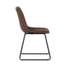 La chaise Carl est une chaise de salle à manger avec une assise en cuir brun et des pieds noirs de style Mid-Century compacte et simple par Maillé Style (Érik Maillé)