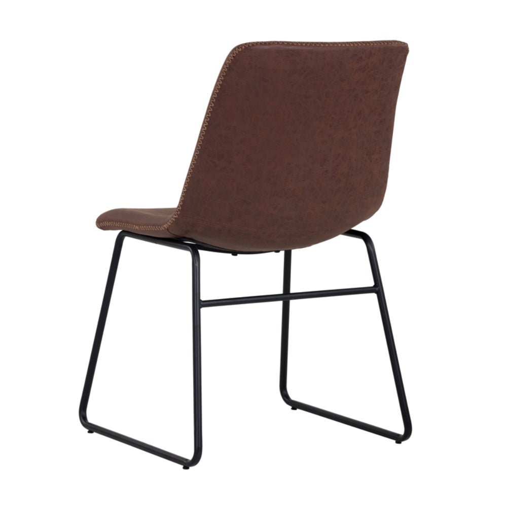 La chaise Carl est une chaise de salle à manger avec une assise en cuir brun et des pieds noirs de style Mid-Century compacte et simple par Maillé Style (Érik Maillé)