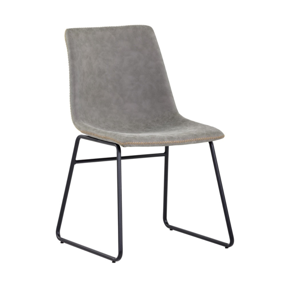 La chaise Carl est une chaise de salle à manger avec une assise en cuir gris et des pieds noirs de style Mid-Century compacte et simple par Maillé Style (Érik Maillé)