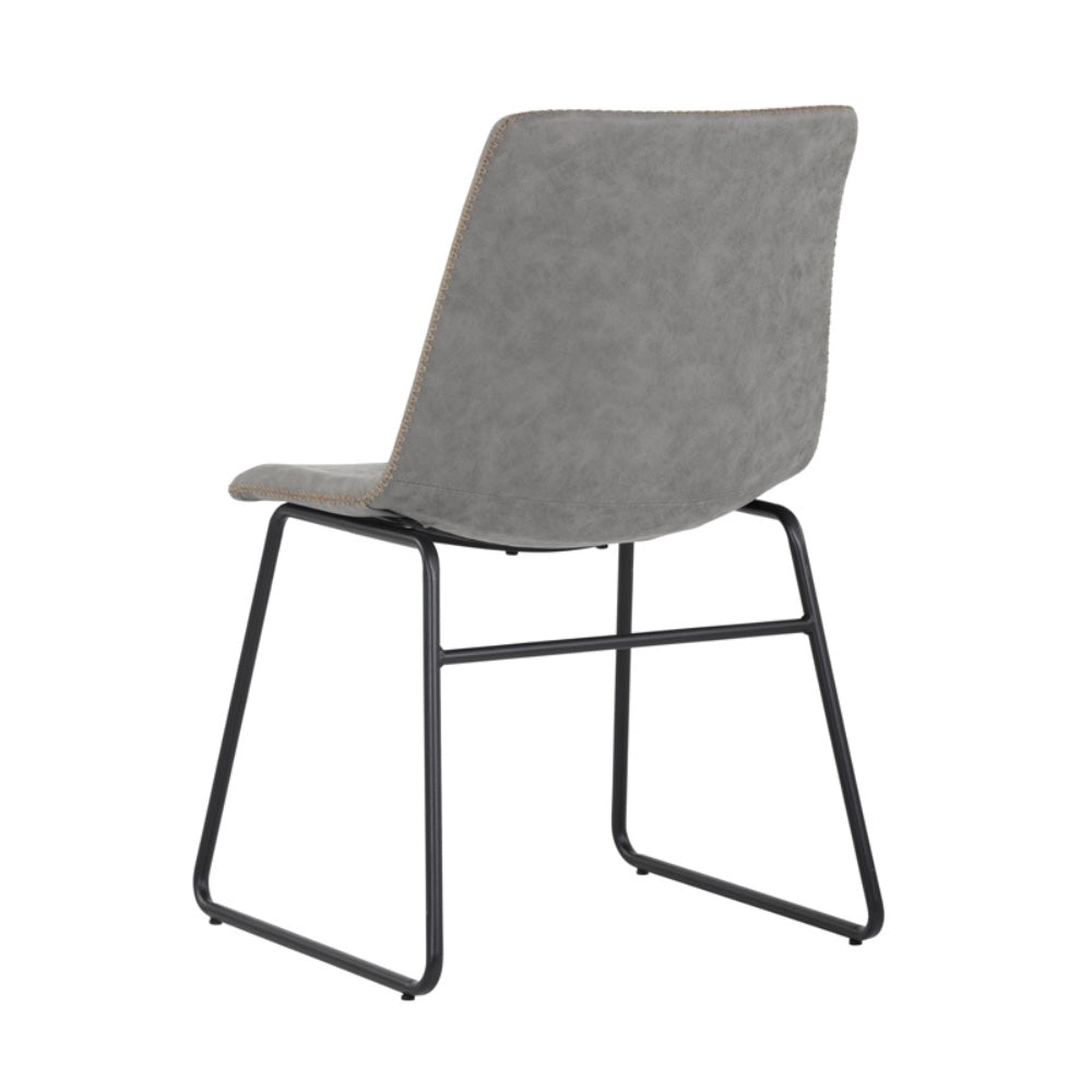 La chaise Carl est une chaise de salle à manger avec une assise en cuir gris et des pieds noirs de style Mid-Century compacte et simple par Maillé Style (Érik Maillé)