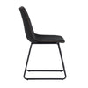 La chaise Carl est une chaise de salle à manger avec une assise en cuir noir et des pieds noirs de style Mid-Century compacte et simple par Maillé Style (Érik Maillé)