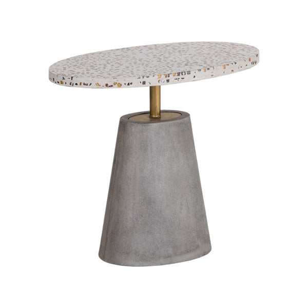 Table d'appoint Carmen, un design audacieux avec un plateau oval en terrazzo clair et un pied béton et laiton par Maillé Style (Érik Maillé)