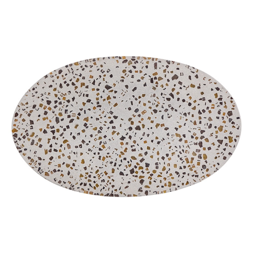 Table d'appoint Carmen, un design audacieux avec un plateau oval en terrazzo clair et un pied béton et laiton par Maillé Style (Érik Maillé)