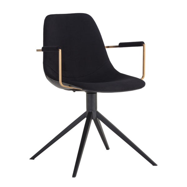 Chaise de salle à manger pivotante Carole avec un siège en tissu noir à l'intérieur et similicuir noir capitonné en rainure à l'extérieur. Élégante, contemporain et urbain avec ses bras dorés et son pied en métal noir par Maillé Style (Érik Maillé)
