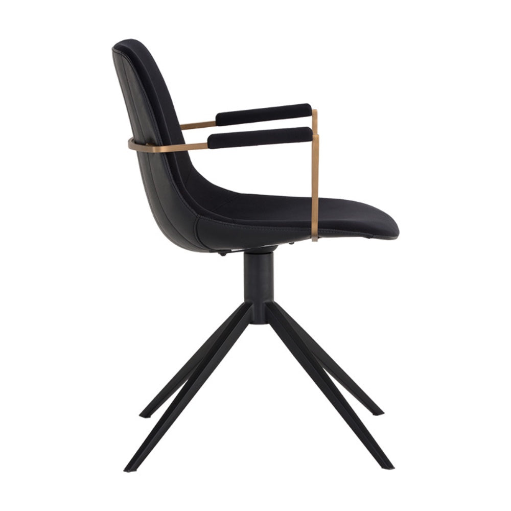 Chaise de salle à manger pivotante Carole avec un siège en tissu noir à l'intérieur et similicuir noir capitonné en rainure à l'extérieur. Élégante, contemporain et urbain avec ses bras dorés et son pied en métal noir par Maillé Style (Érik Maillé)