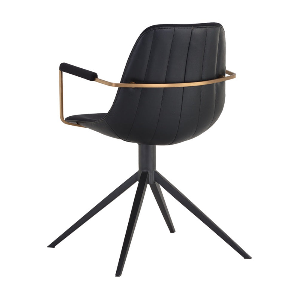 Chaise de salle à manger pivotante Carole avec un siège en tissu noir à l'intérieur et similicuir noir capitonné en rainure à l'extérieur. Élégante, contemporain et urbain avec ses bras dorés et son pied en métal noir par Maillé Style (Érik Maillé)